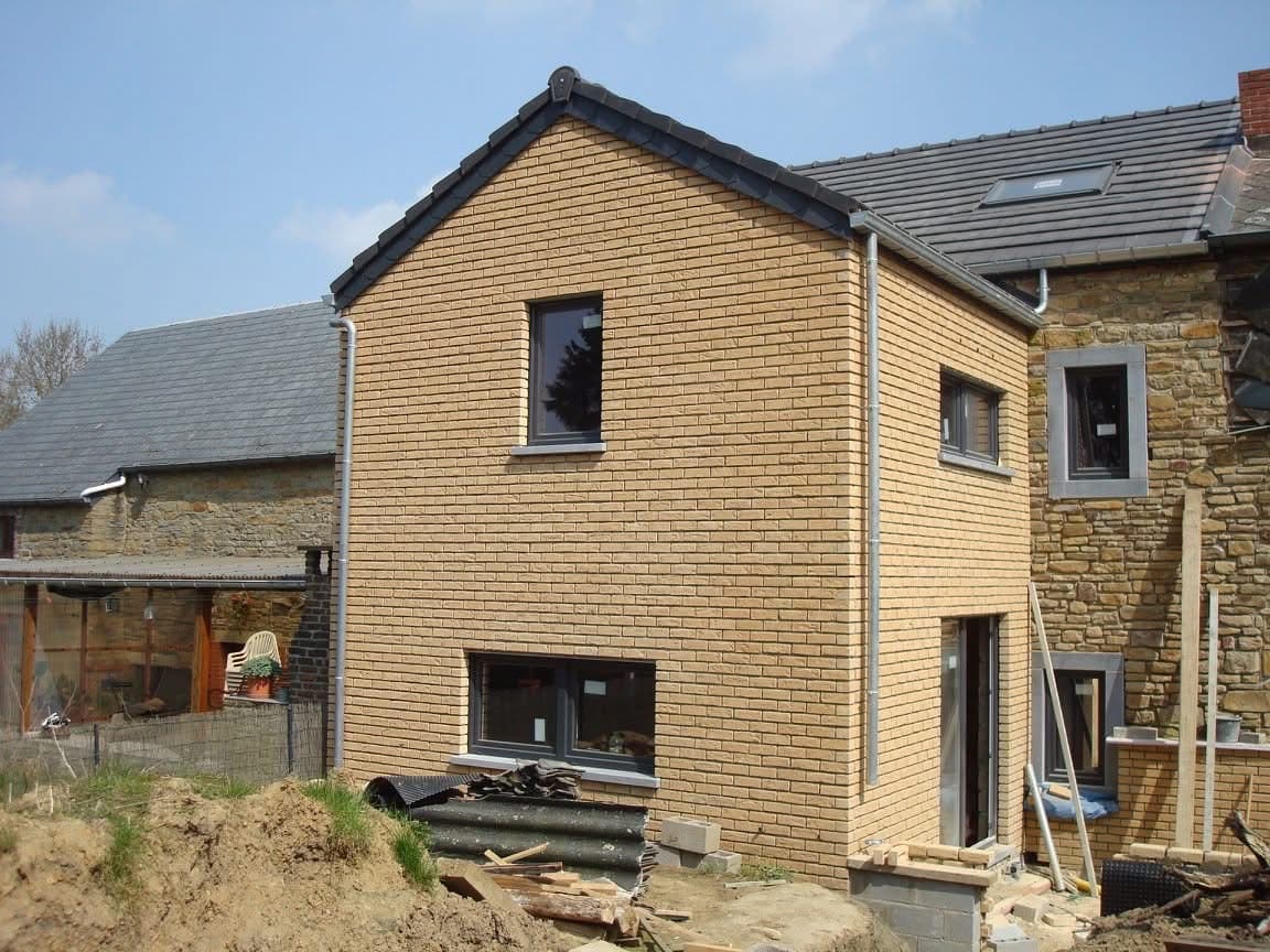 Façade rénovée vue de côté