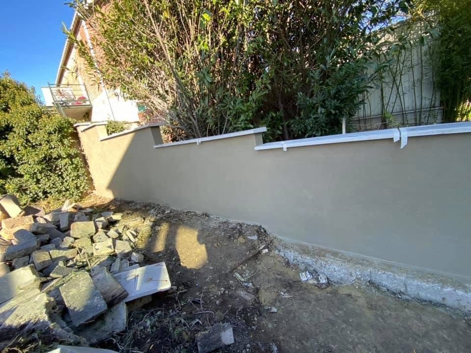Mur rénové enduit blanc