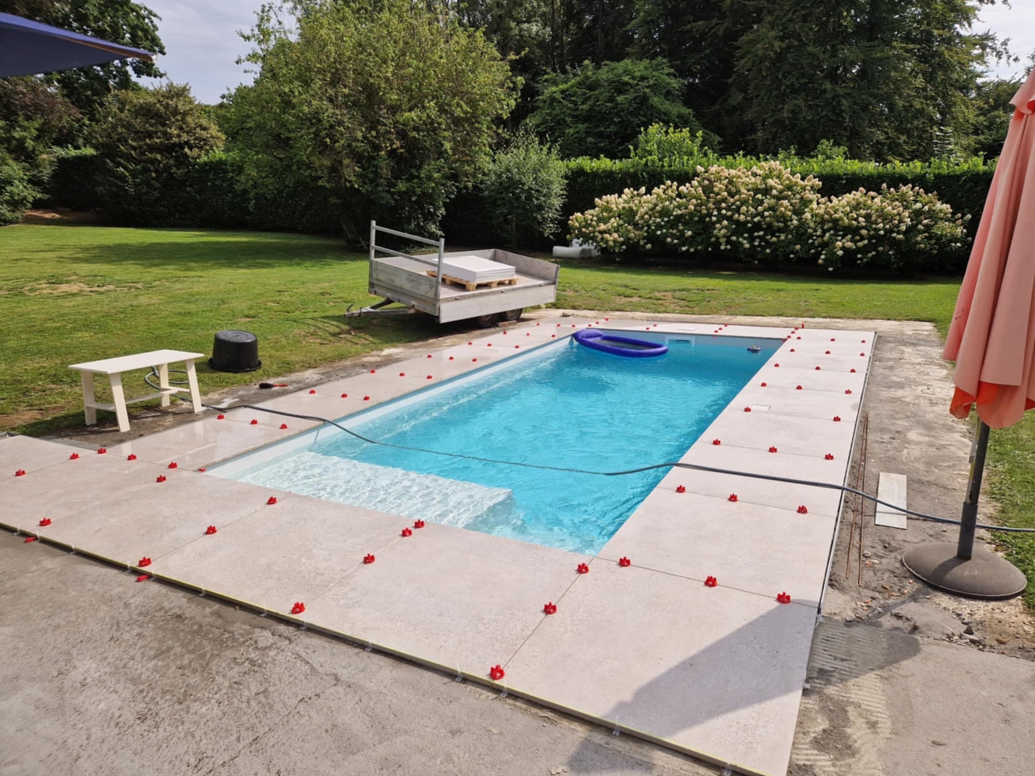 Plage de piscine pavée