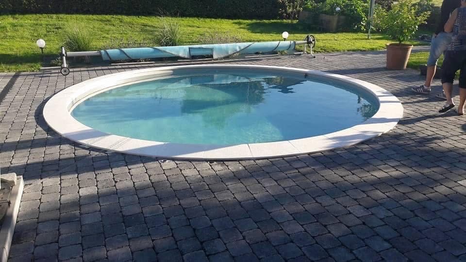 Piscine terminée et pavement